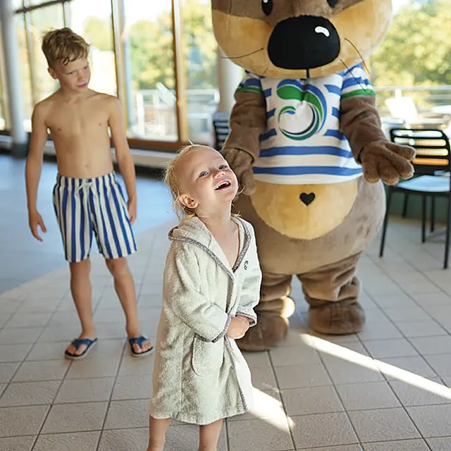 zwei Kinder mit dem Otti dem Maskotchen der Donautherme Ingolstadt